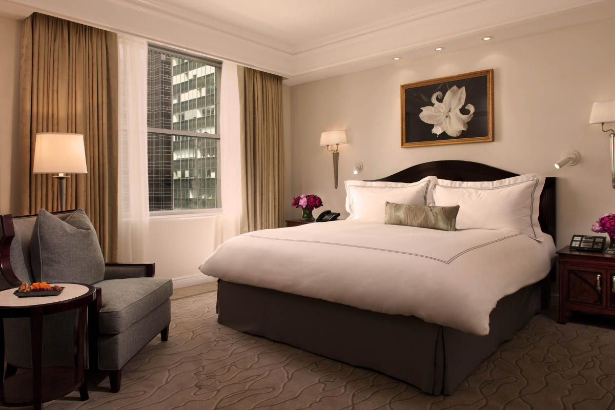 Peninsula-Deluxe-Suite-Bedroom-Midtown-Manhattan-nyc-coutresy-The-Peninsula-New-York-01.jpg