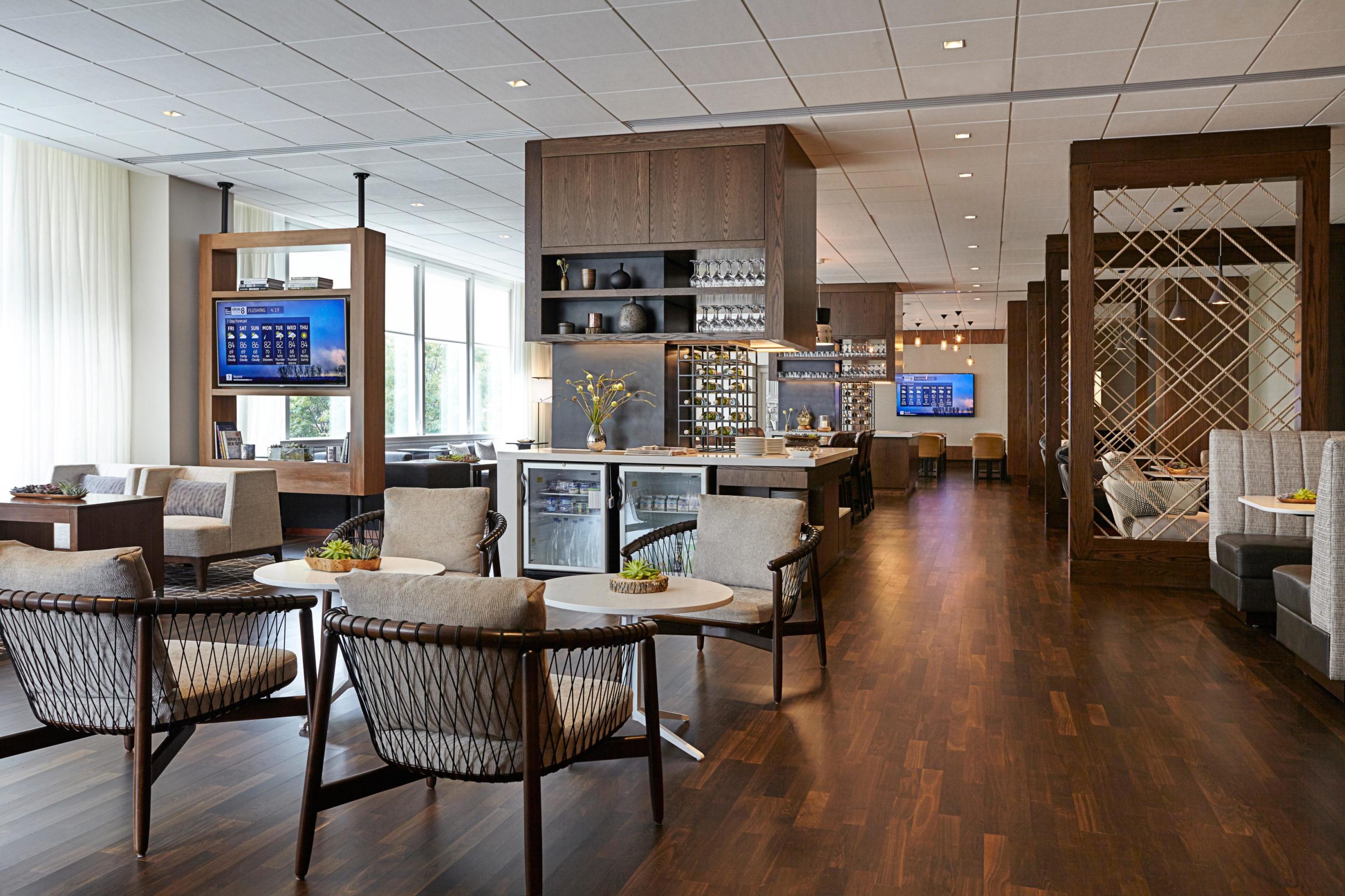 new-york-marriott-brooklyn-bridge-m-club-lounge_7d8c2688-5056-a36f-23eb19f790d1fba3