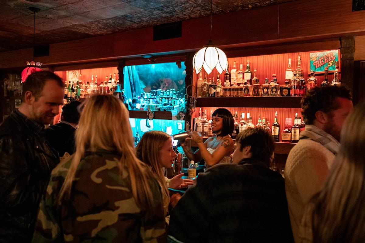 san-pedro-inn-red-hook-brooklyn-nyc-walter-wlodarczyk-2019-04-04-bar-peops