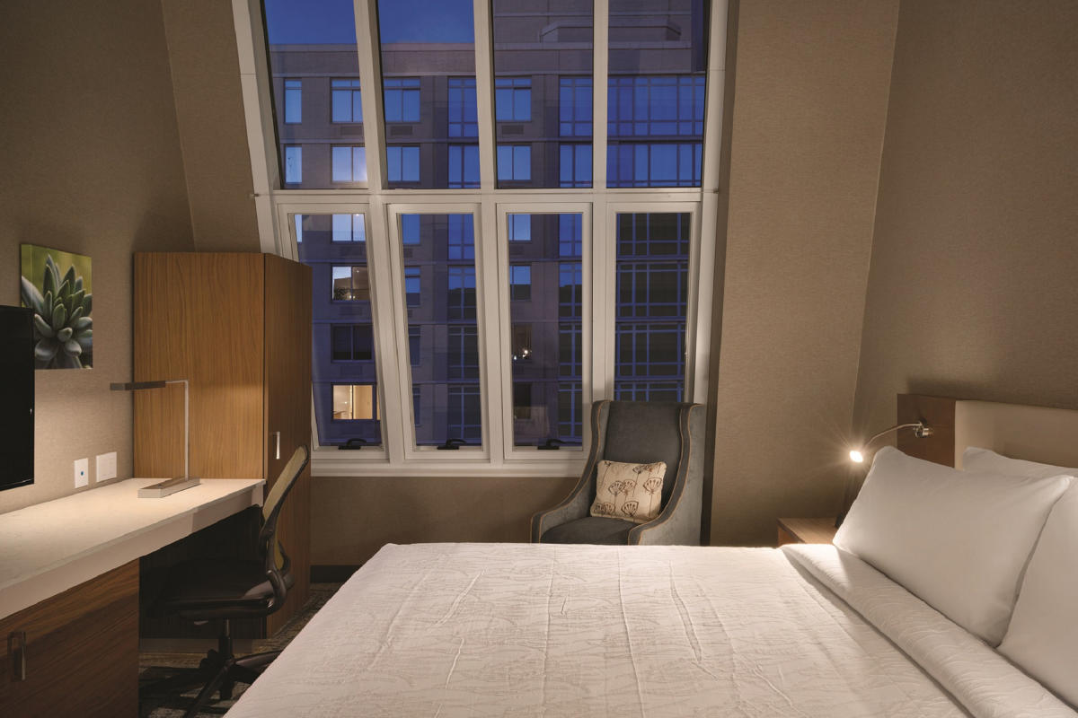 hilton_garden_inn_newyork_times_square_south_hotels_hellskitchen_manhattan_nyc_courtesy_hilton_garden_inn_newyork_times_square_south_new_image_2_nycth_1_king_bed_sky_view_guest_room_02