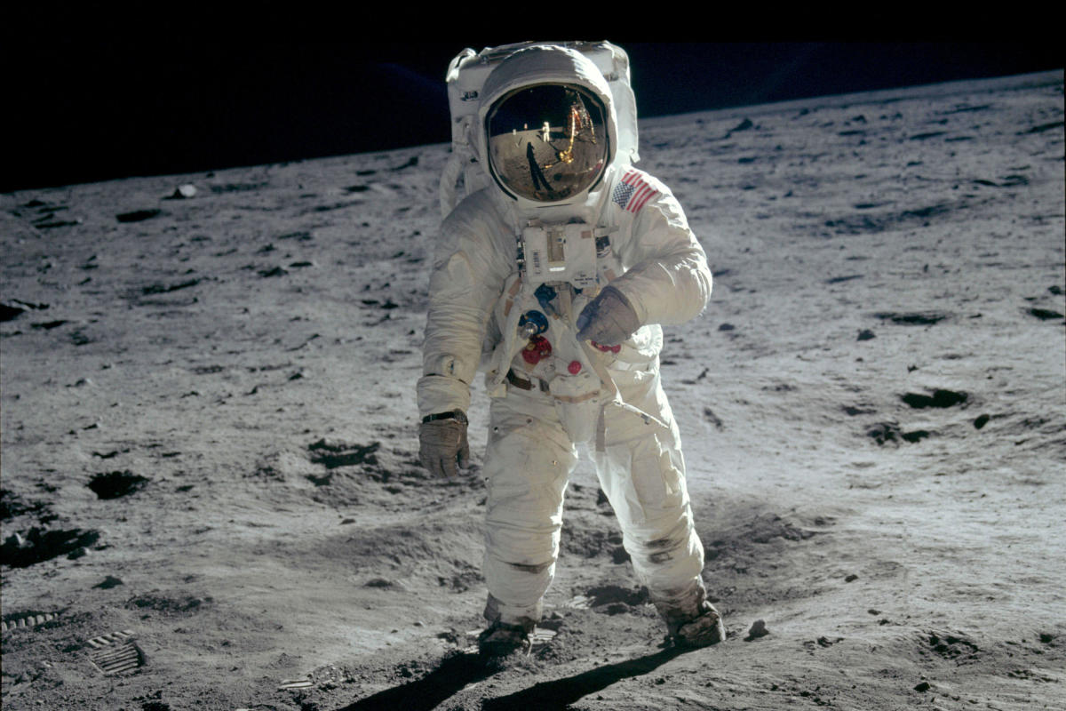 apollo-first-steps-edition-hall-of-science-flushing-queens-nyc-statementpictures-apollo-04-aldrin-walks-on-moon1