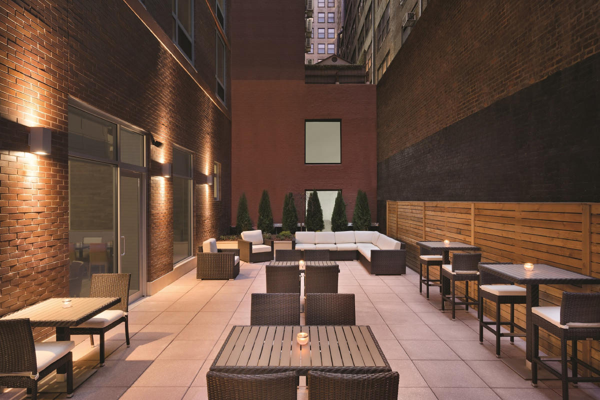 hilton_garden_inn_newyork_times_square_south_hotels_hellskitchen_manhattan_nyc_courtesy_hilton_garden_inn_newyork_times_square_south_nycth_garden_area_02