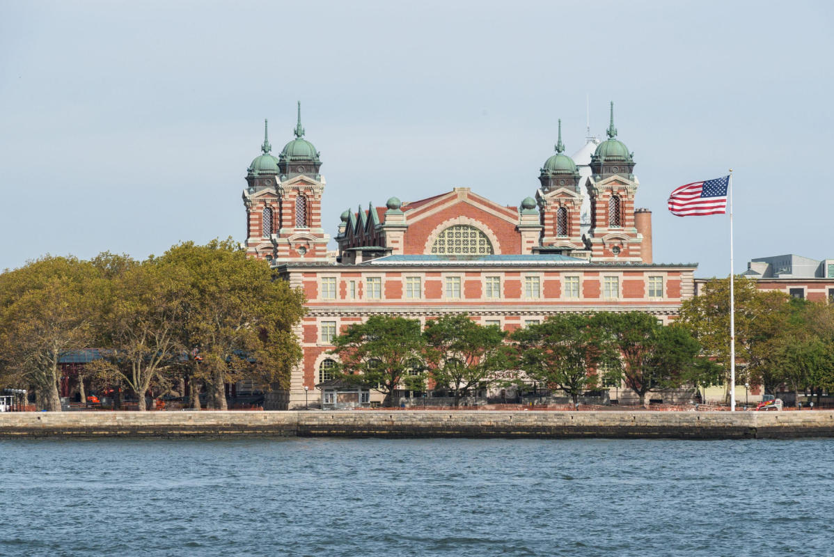 ellis-island-julienne-schaer-002_7d409147-5056-a36f-23f8a619a9294972