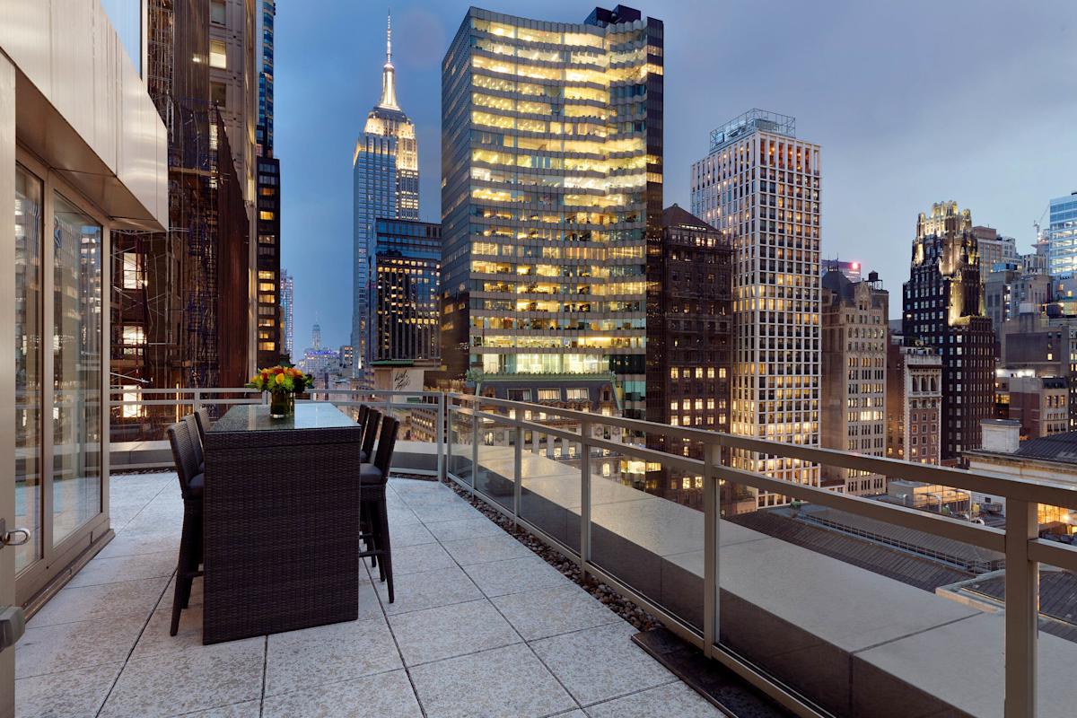 andaz-5th-avenue-midtown-east-manhattan-nyc-andaz_5th_avenue_empire_terrace_night_shot