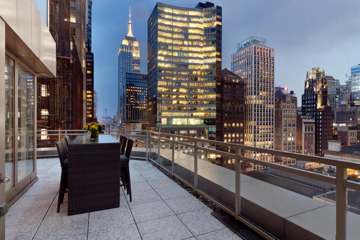 andaz-5th-avenue-midtown-east-manhattan-nyc-andaz_5th_avenue_empire_terrace_night_shot