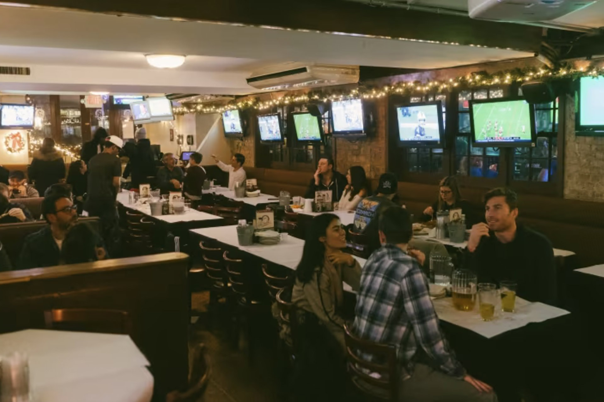 Blondies-Sports-Bar-Manhattan-NYC-Courtesy-4.jpg