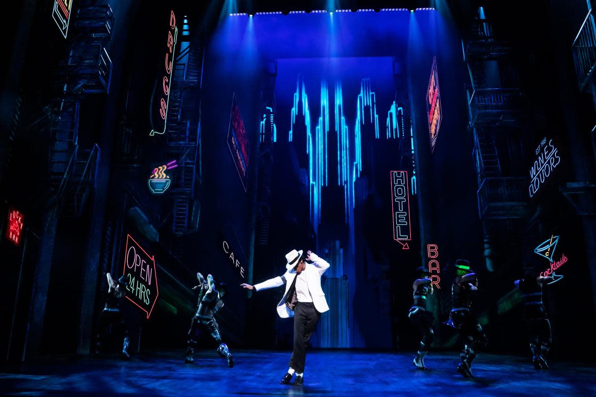 michael-jackson-the_musical-photo-mj-the-musical.jpg