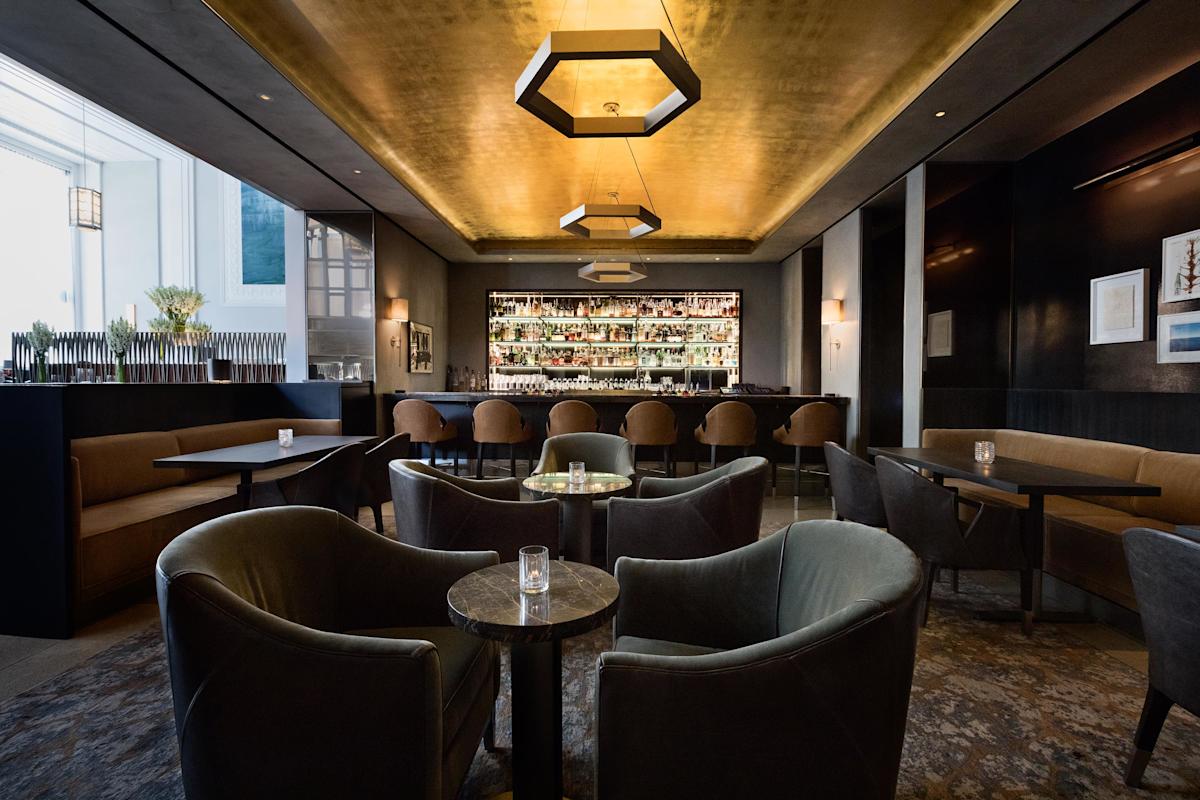 eleven-madison-park-flatiron-manhattan-nyc-jake-chessum-emp_bar-straight-on_jake-chessum