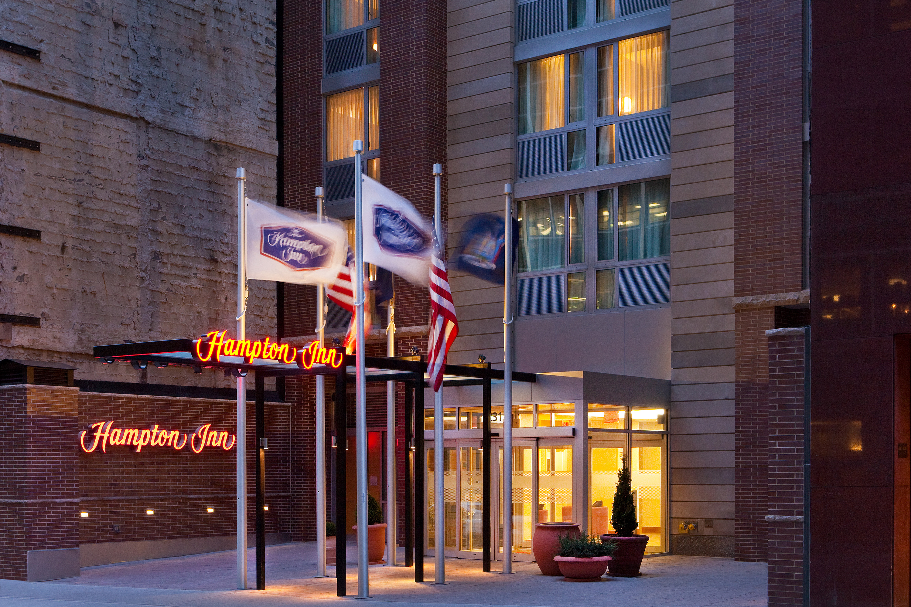 hamtoninngrandcentral_johnbellenis_hampton-inn-manhattan-grand-central-exterior-dusk-h