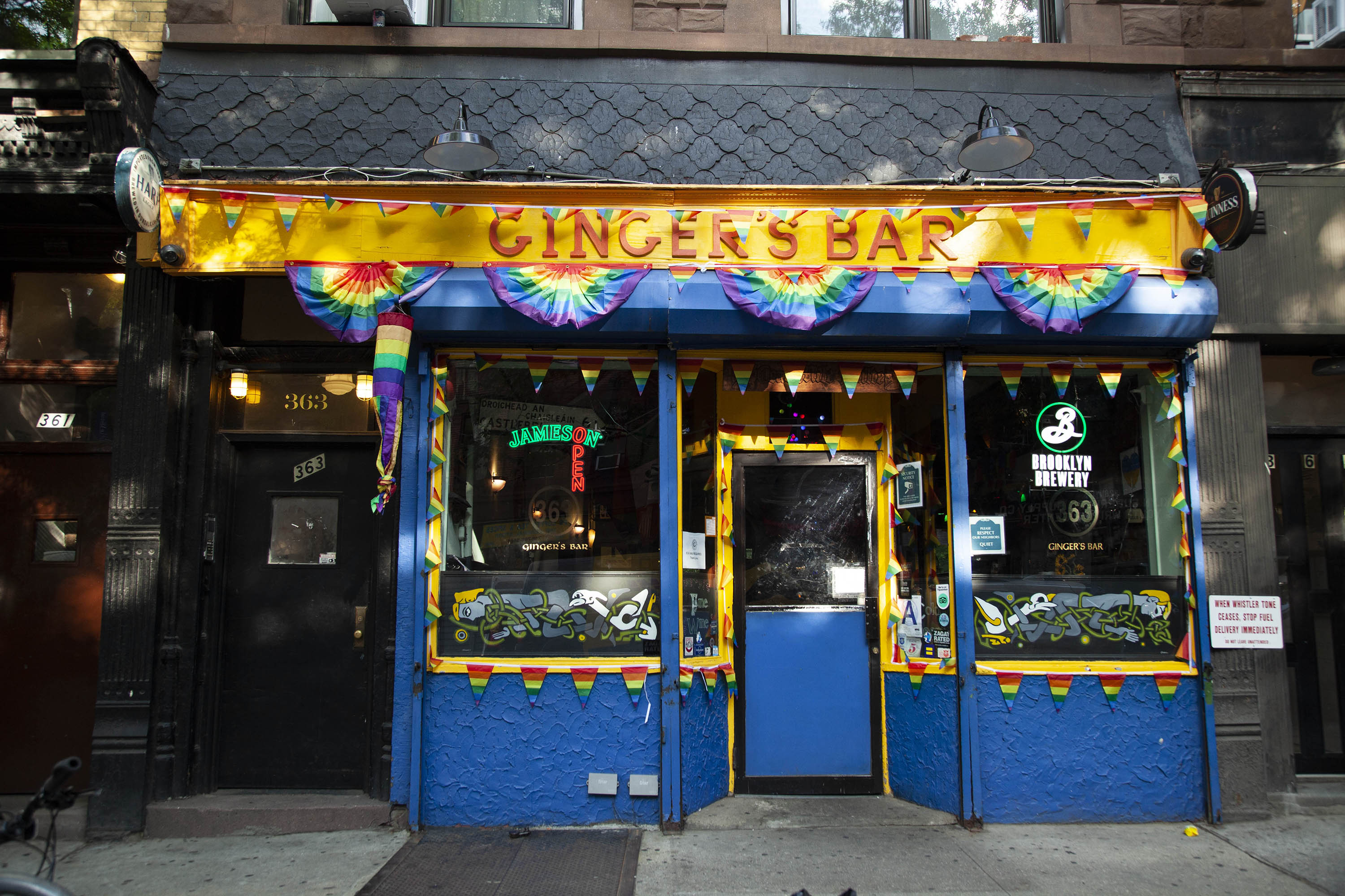 Ginger's Bar, exterior