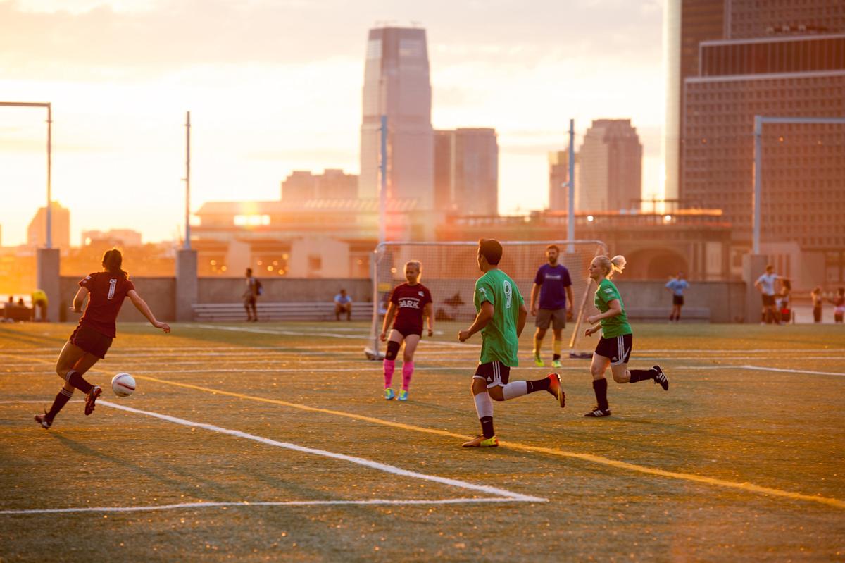 04-brooklynbridgeparksoccer-julienneschaer