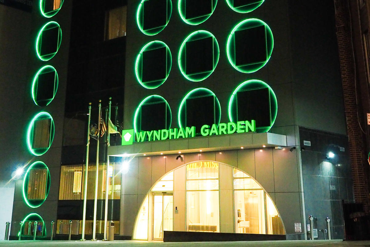 wyndham-garden-brooklyn-sunset-park-hotel-entrance-luis-zaragoza
