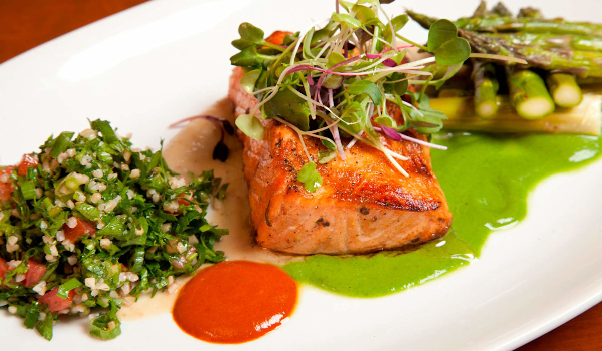 Dish or dining room at Nice Matin