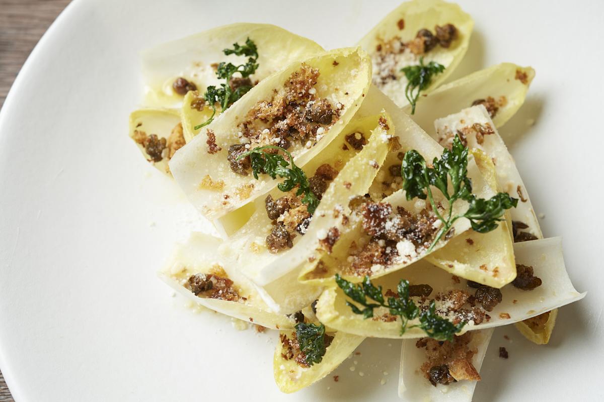 scampi_dining_flatirondisctrict_manhattan_nyc_photo_evansung_endive,_bagna_cauda,_parmesan,_fried_capers,_breadcrumbs_credit_evan_sung