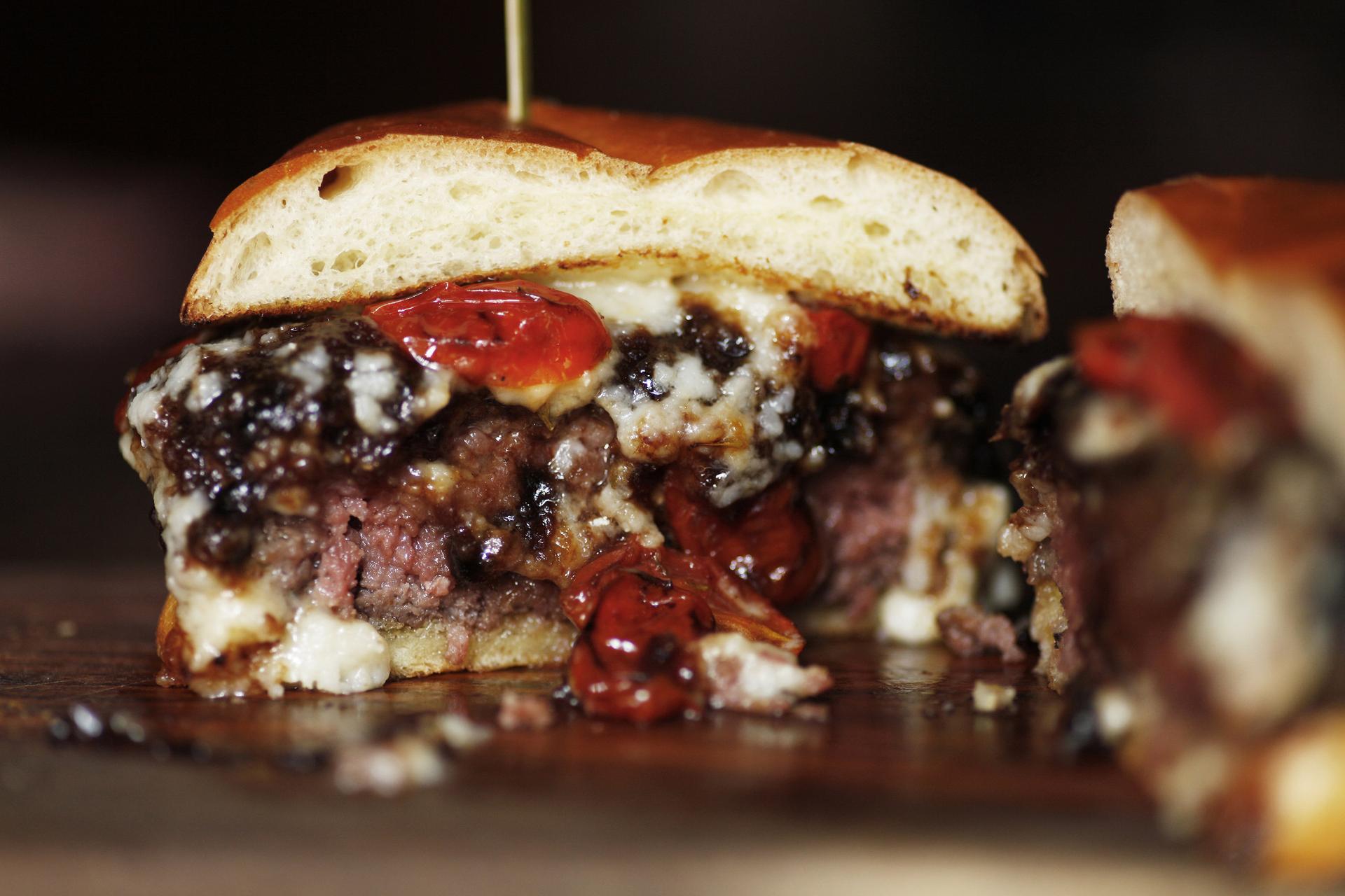 burger-3000x2000_c892d804-669f-4498-aaffa86a9fbe8e6b_6b966ea8-f743-43af-92cb8e3cf6e4115d.jpg
