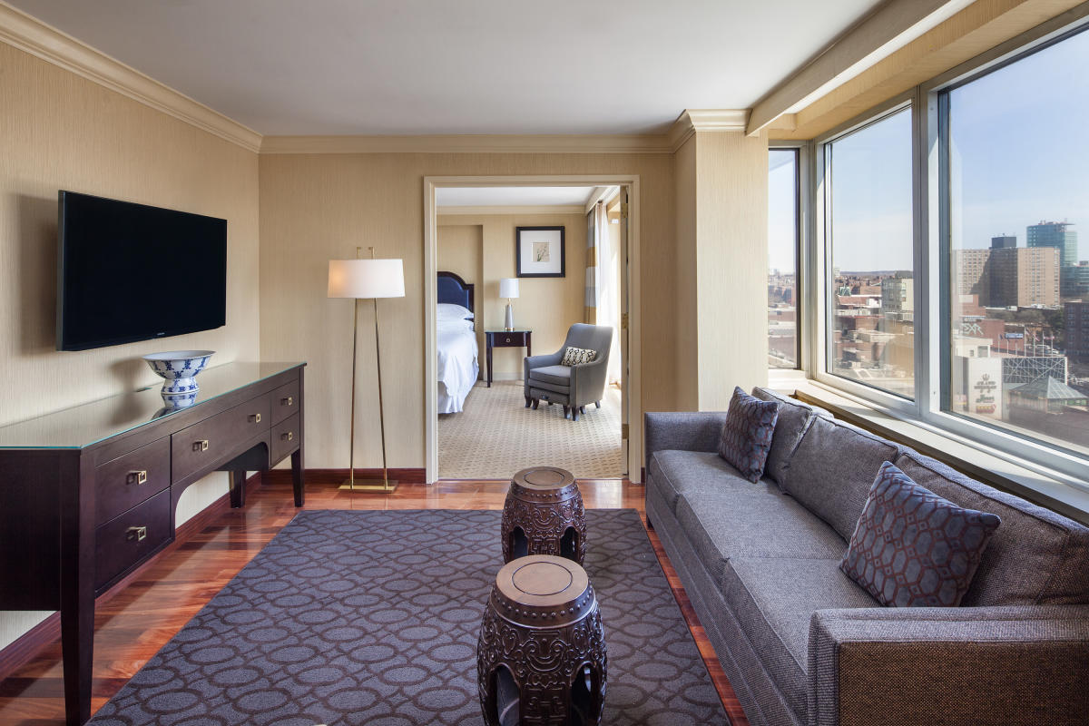 sheratonlaguardiaeast_flushing_queens_nyc_add--she994gr-213202-suite-living-room-high