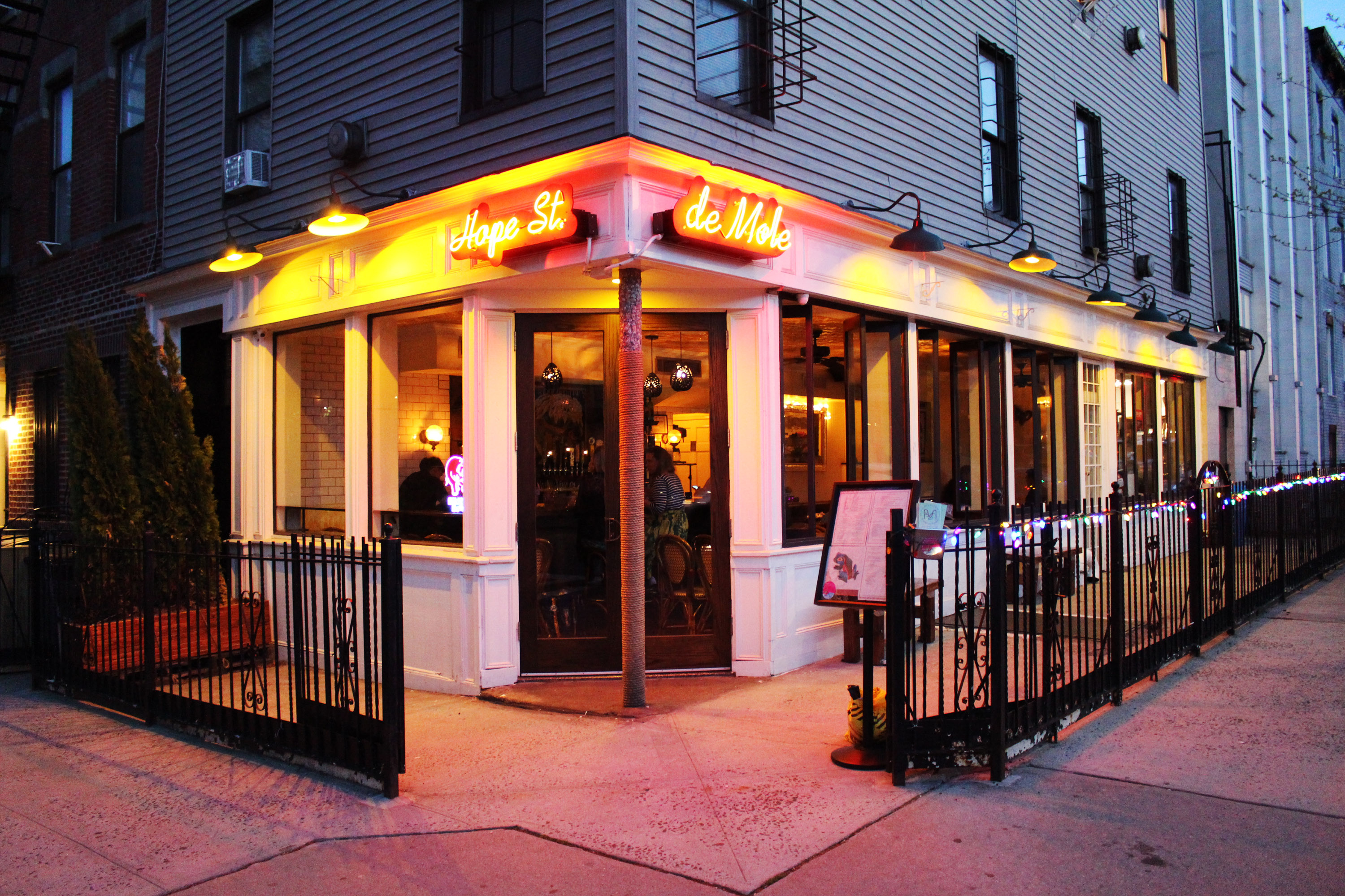 rw-to-go_de-mole-williamsburg_b5e9f313-5056-a36f-23f50ab5e0d00114-b5e9f1ea5056a36_b5e9f36f-5056-a36f-239fe03bbed28be8