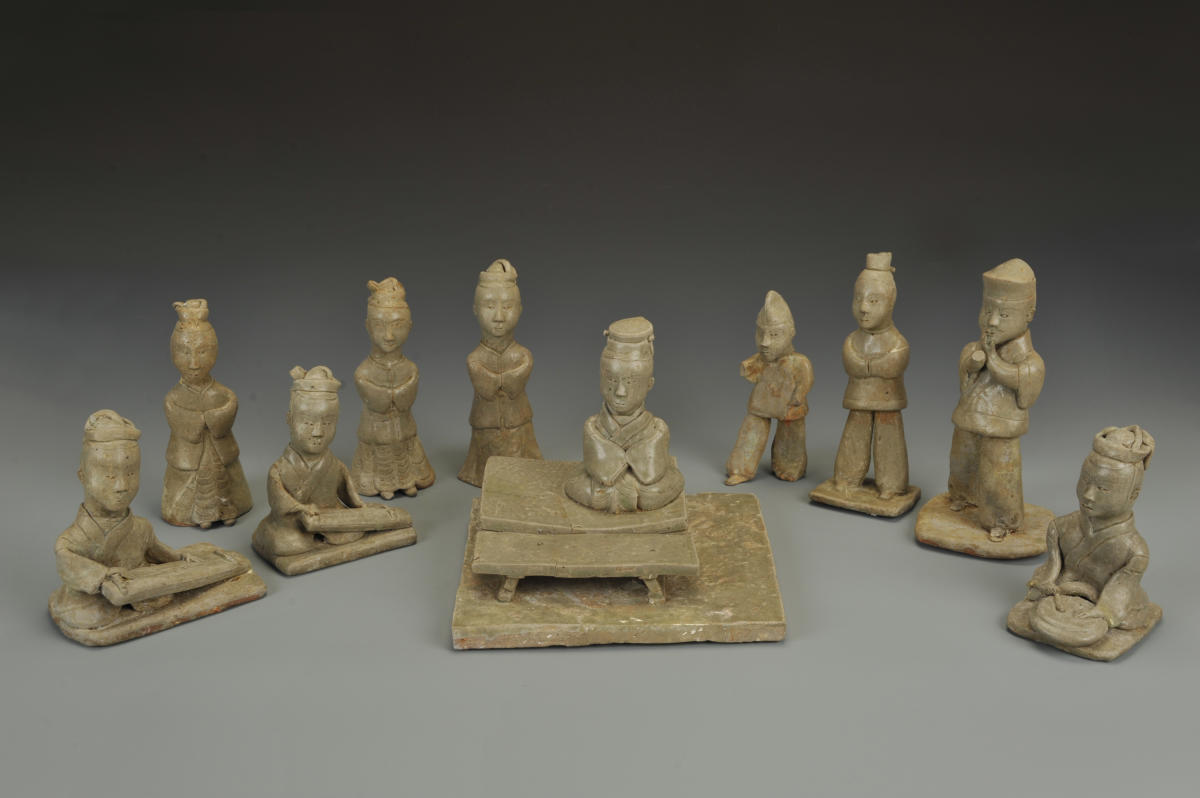 group_of_celadon_figurines