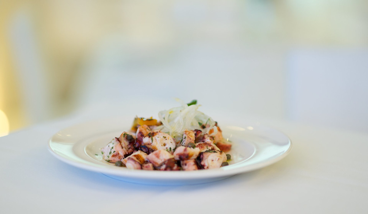 Dish or dining room at Limani