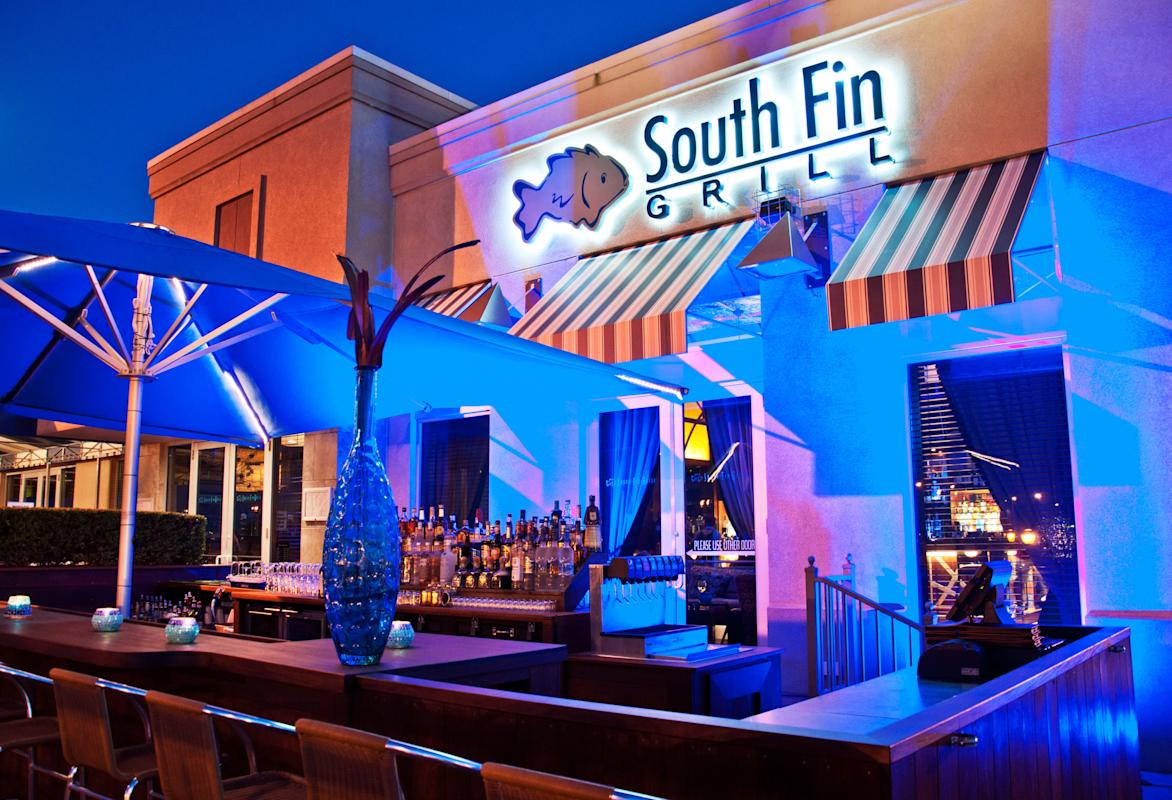 outdoor bar at South Fin Grill