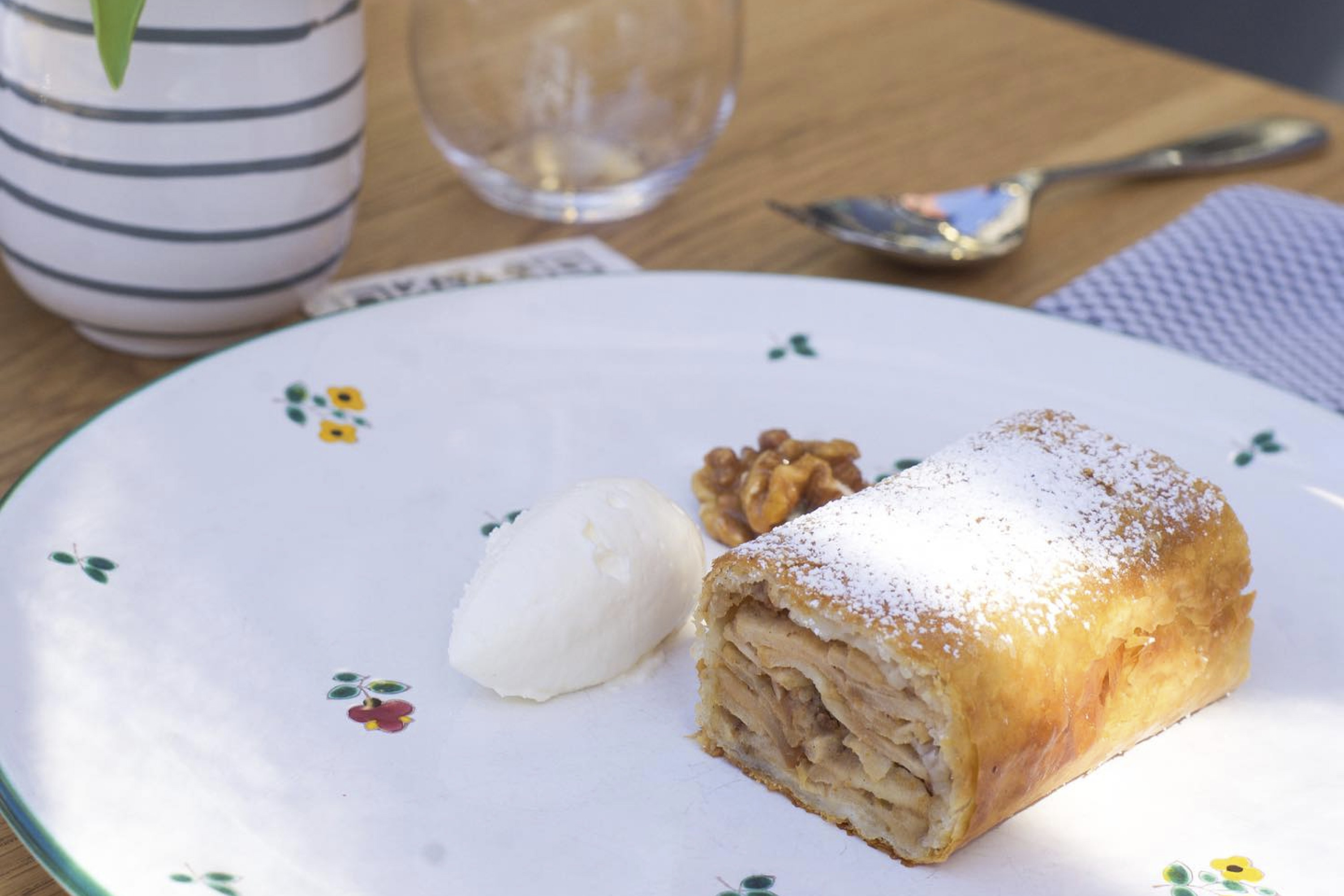 Wallsé-Apple-Strudel-Manhattan-NYC-Photo-Courtesy-Wallsé.jpg