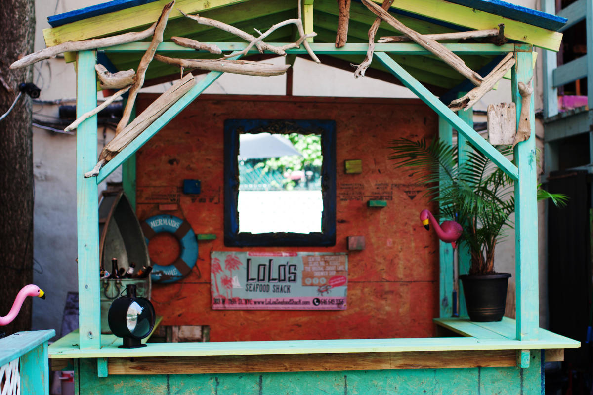 lolos-seafood-shack_booth_courtesy