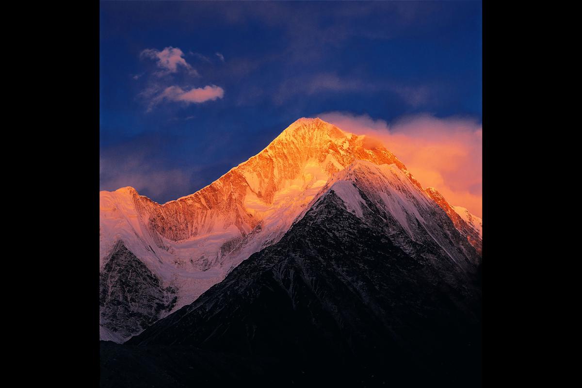 'Minyak Gangkar in the Last Light of the Sun" (2003) by Zhang Anlu.