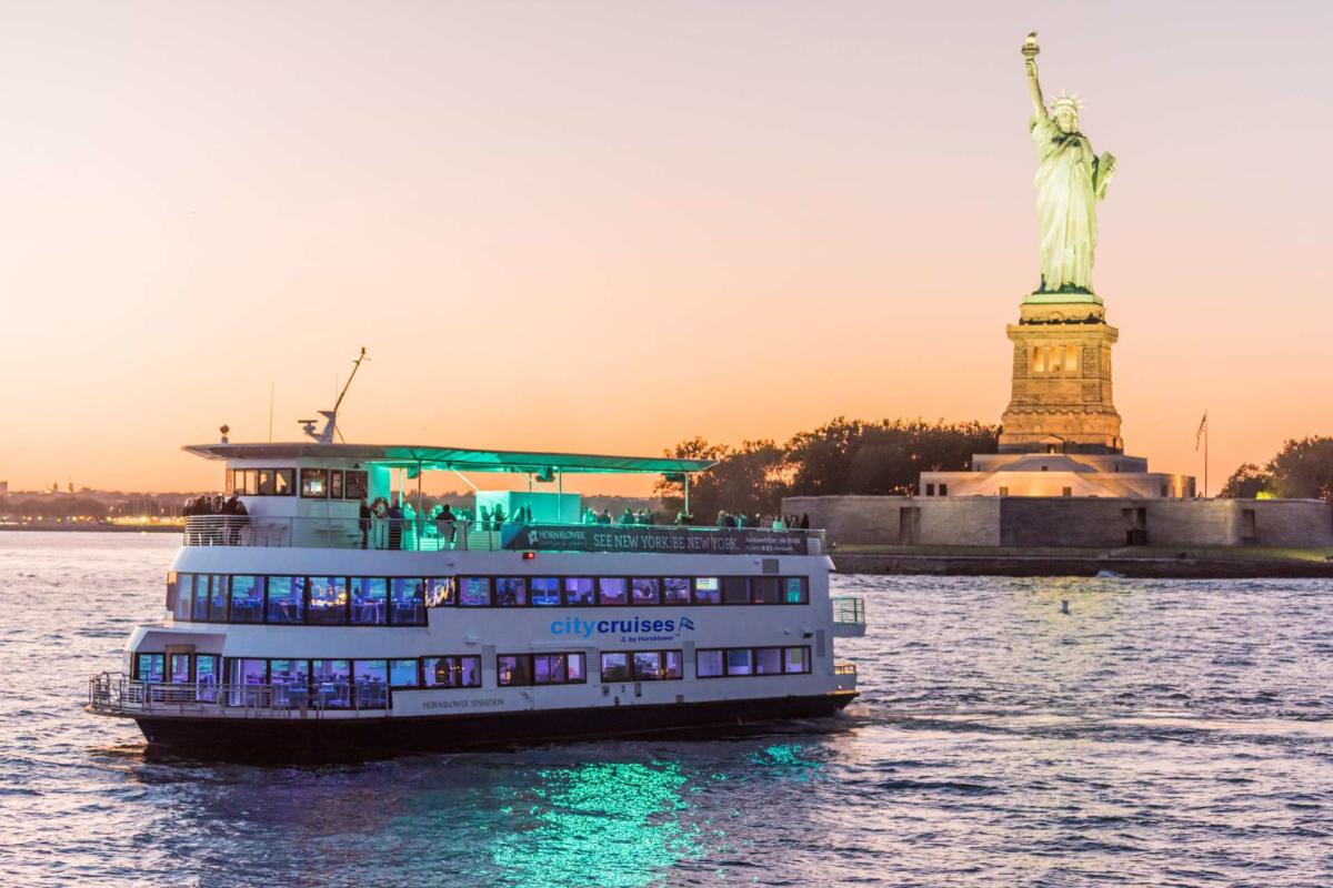 2021_280292_NY_WEB_IMAGE-NYCGo-Images-Cocktail-Cruise-NY_AllYachts_0417_TAT_1812_5C358B88-32E7-465C-805E5147D3D0662F_946eb534-4812-45ba-9431b31f0f657084