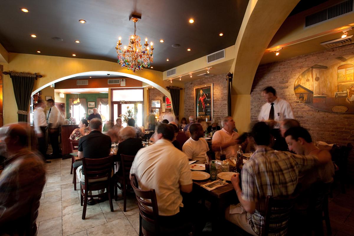 Roberto&#039;s Restaurant, interior