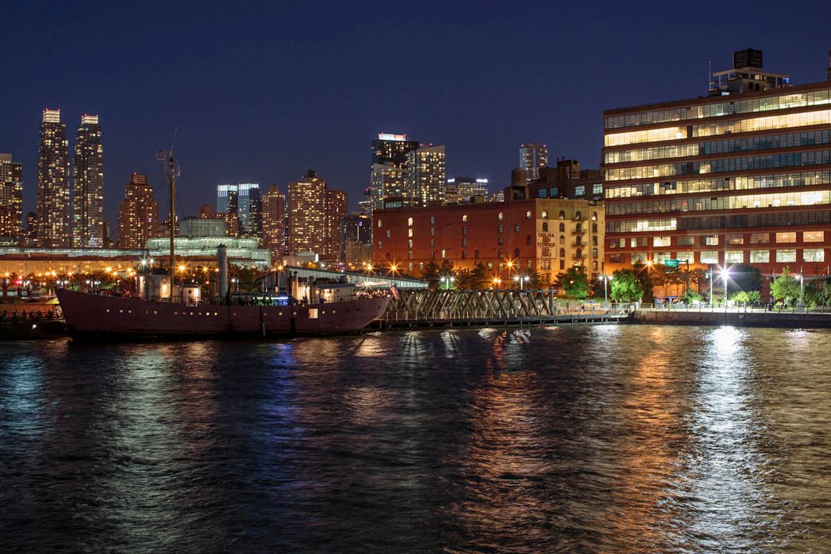 The Frying Pan Chelsea restaurant and bar NYC Tourism