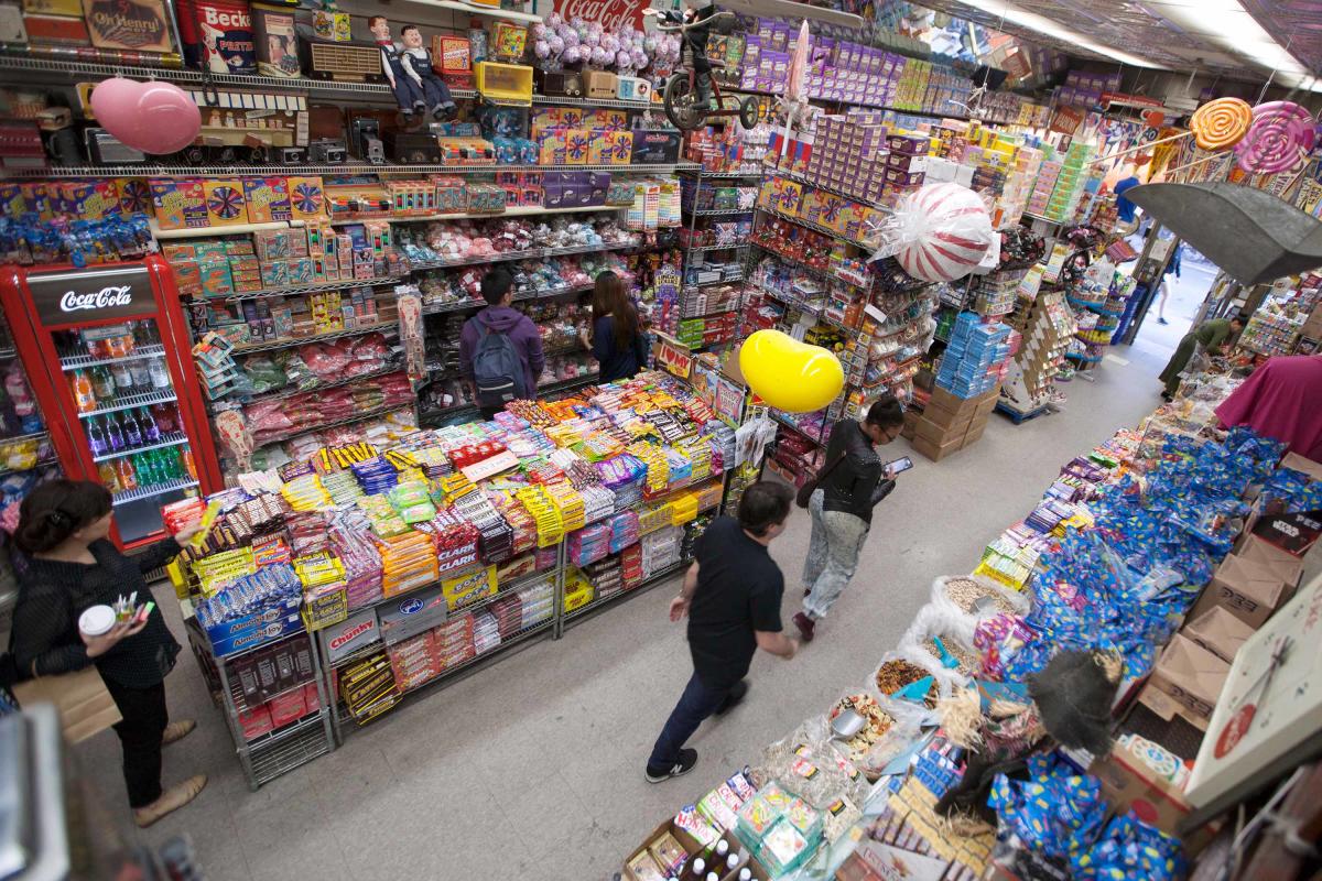 economy-candy-les-manhattan-nyc-store-interior