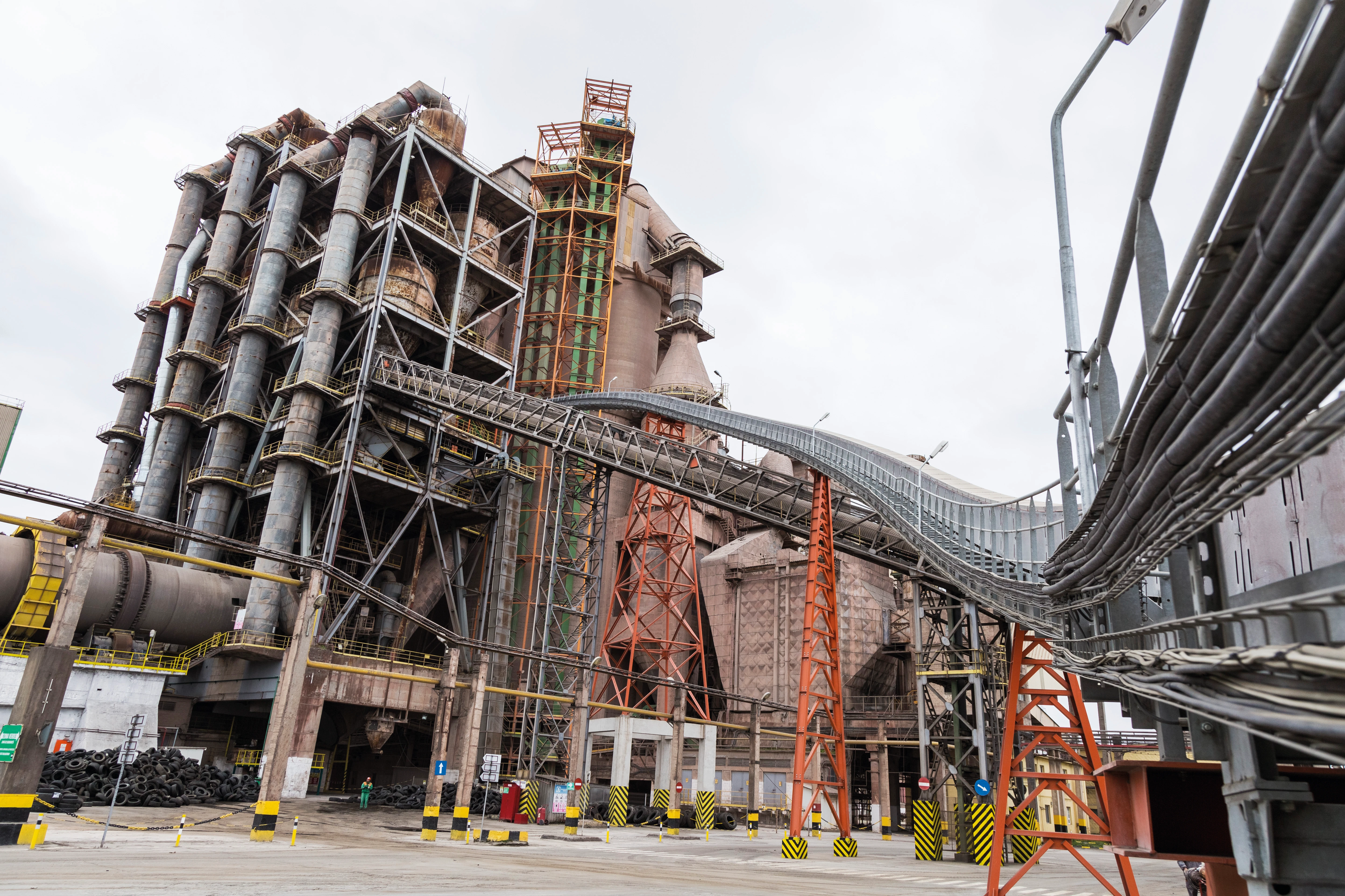 Snef, nos savoir-faire Mines, sidérurgie, aluminium, matériaux de construction, ciment et verre.
