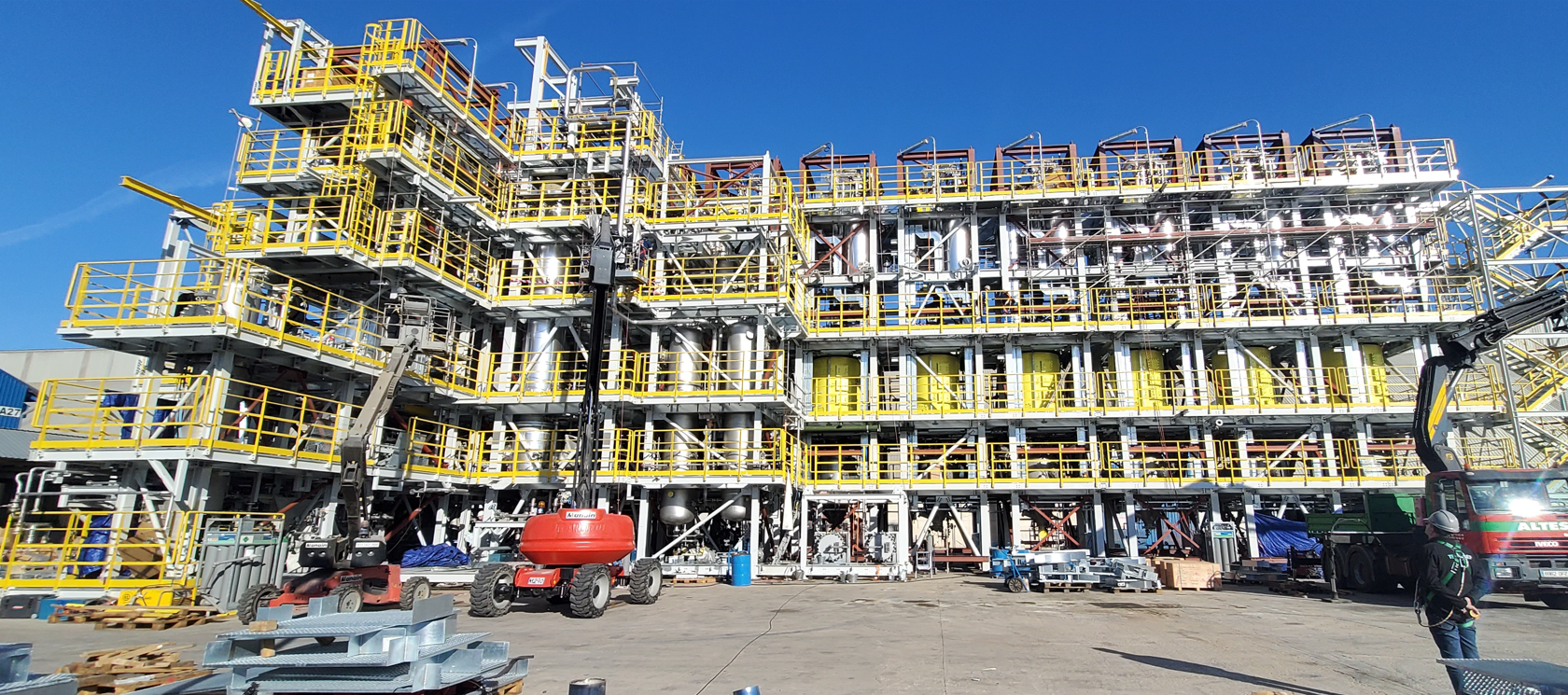 TotalEnergies - Seine & Marne : Reconversion de la raffinerie : plateforme « Zéro pétrole » avec arrêt du raffinage.