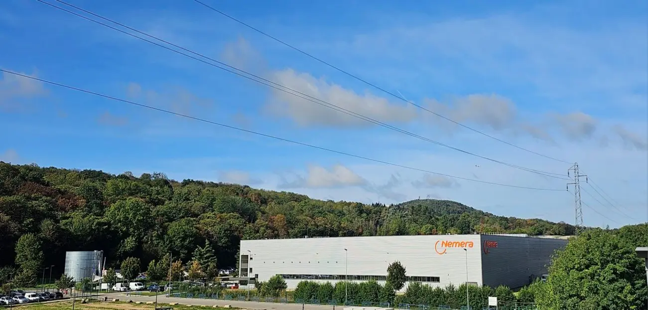 Nemera - La Verpillière (Isère)  : Maintenance des installations électriques (CFO/HT) et CVC (salles blanches / confort), et optimisation énergétique.
