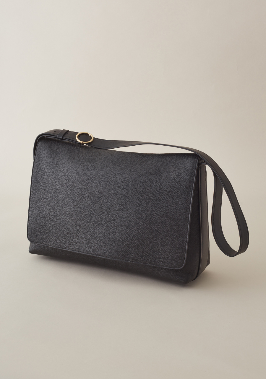 black messenger purse