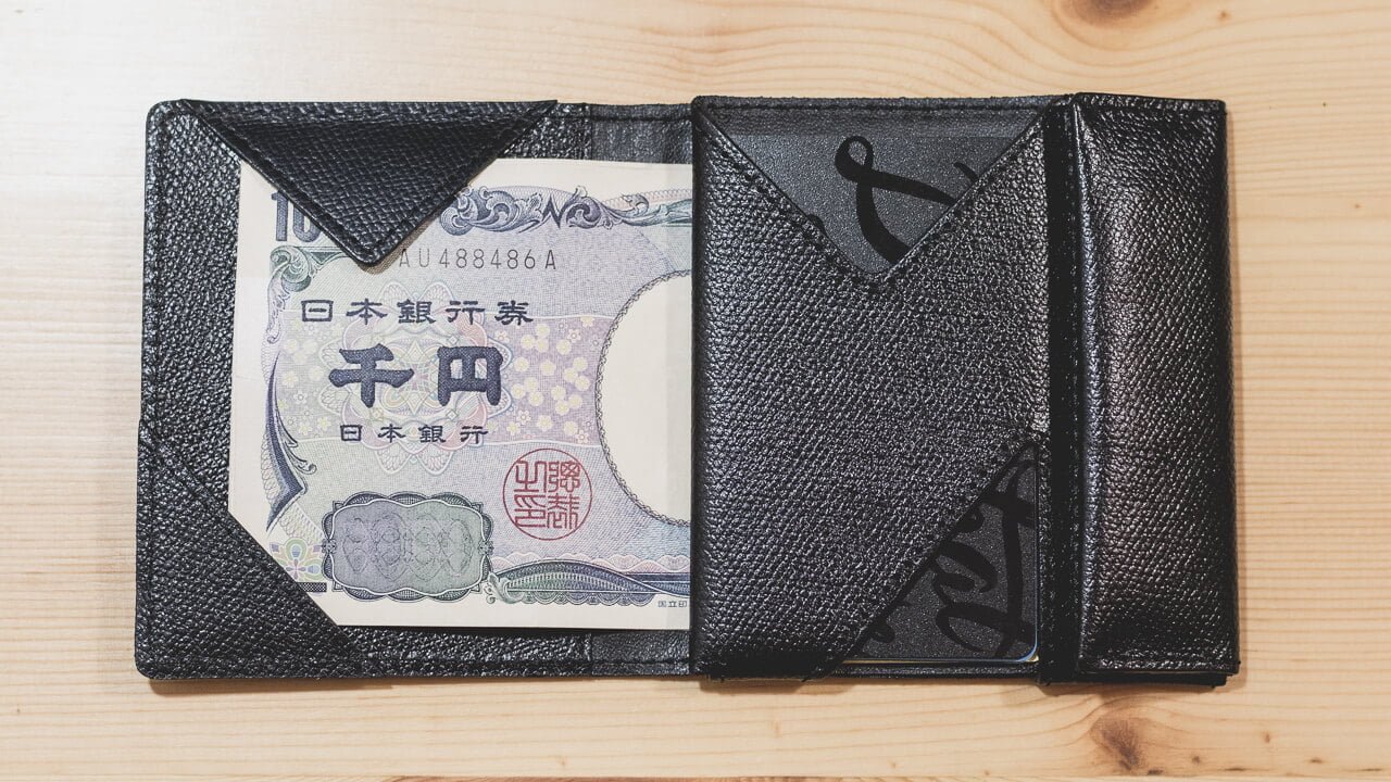 お札を入れた abrasus 薄い財布