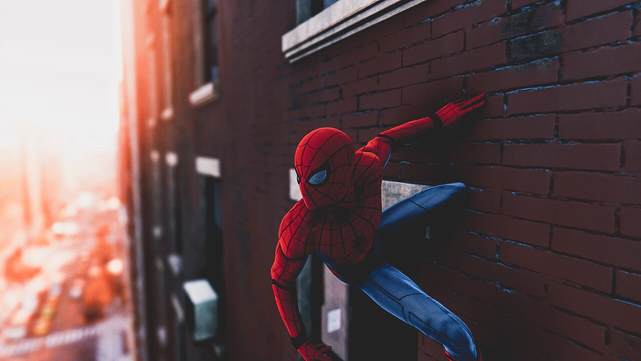 壁に張り付いて街を見守るスパイダーマン