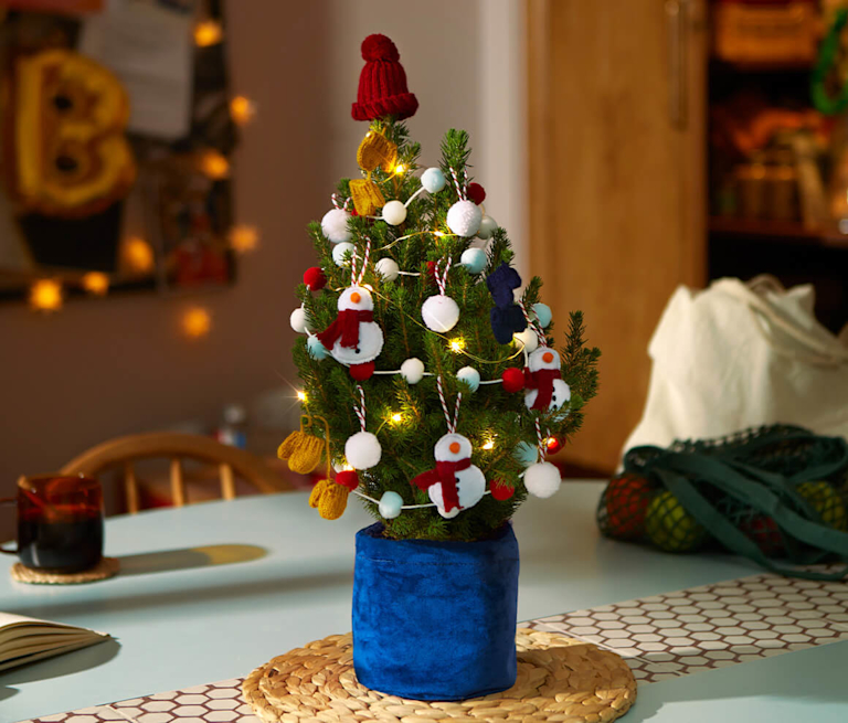 Ein festlich geschmücktes Weihnachtsbäumchen