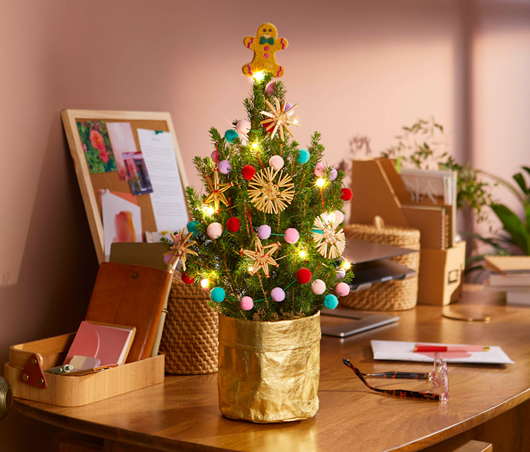 Ein festlich geschmücktes Weihnachtsbäumchen