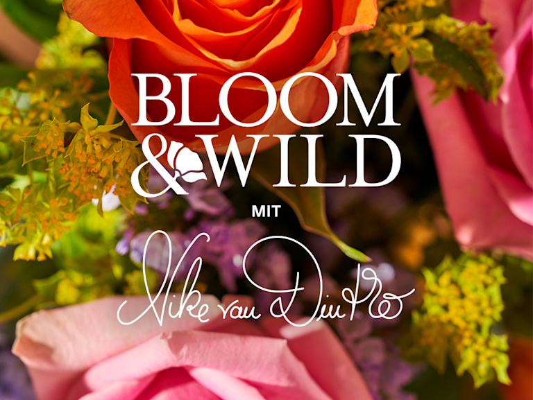 Bloggerin und Influencerin Nike van Dinther mit farbenfrohen Produkten aus ihrer neuen, für Bloom and Wild kuratierten Geschenke-Edit. Darunter ein Weihnachtsbäumchen mit bunter Pompom-Girlande und Strohsternen.