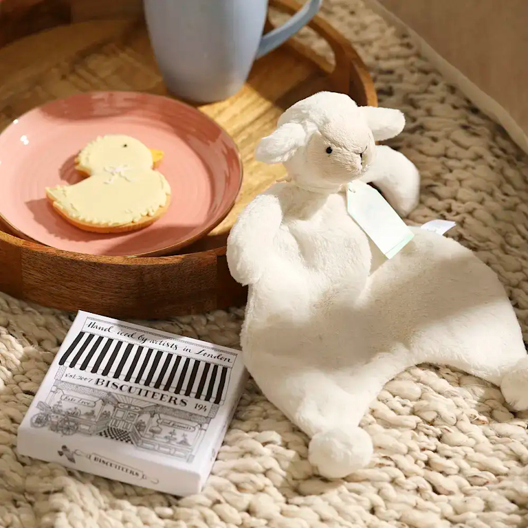 The sweetest way to welcome new parents and baby home. While baby cuddles up to their ultra-soft Jellycat comforter (made from recycled fibres), the parents can tuck into Biscuiteers’ iced lemon biscuit.