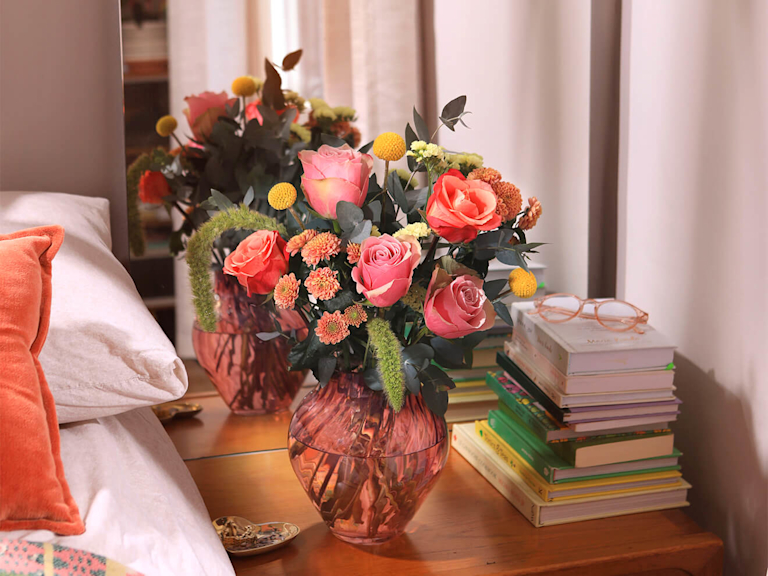 Eine Vase mit frischen und farbenfrohen Blumen