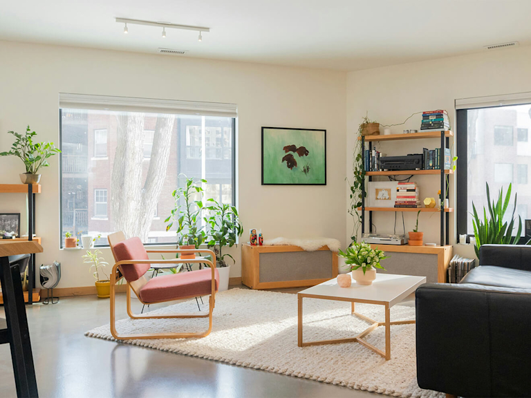 Ein helles Wohnzimmer mit großem Fenster und minimalistischer Einrichtung