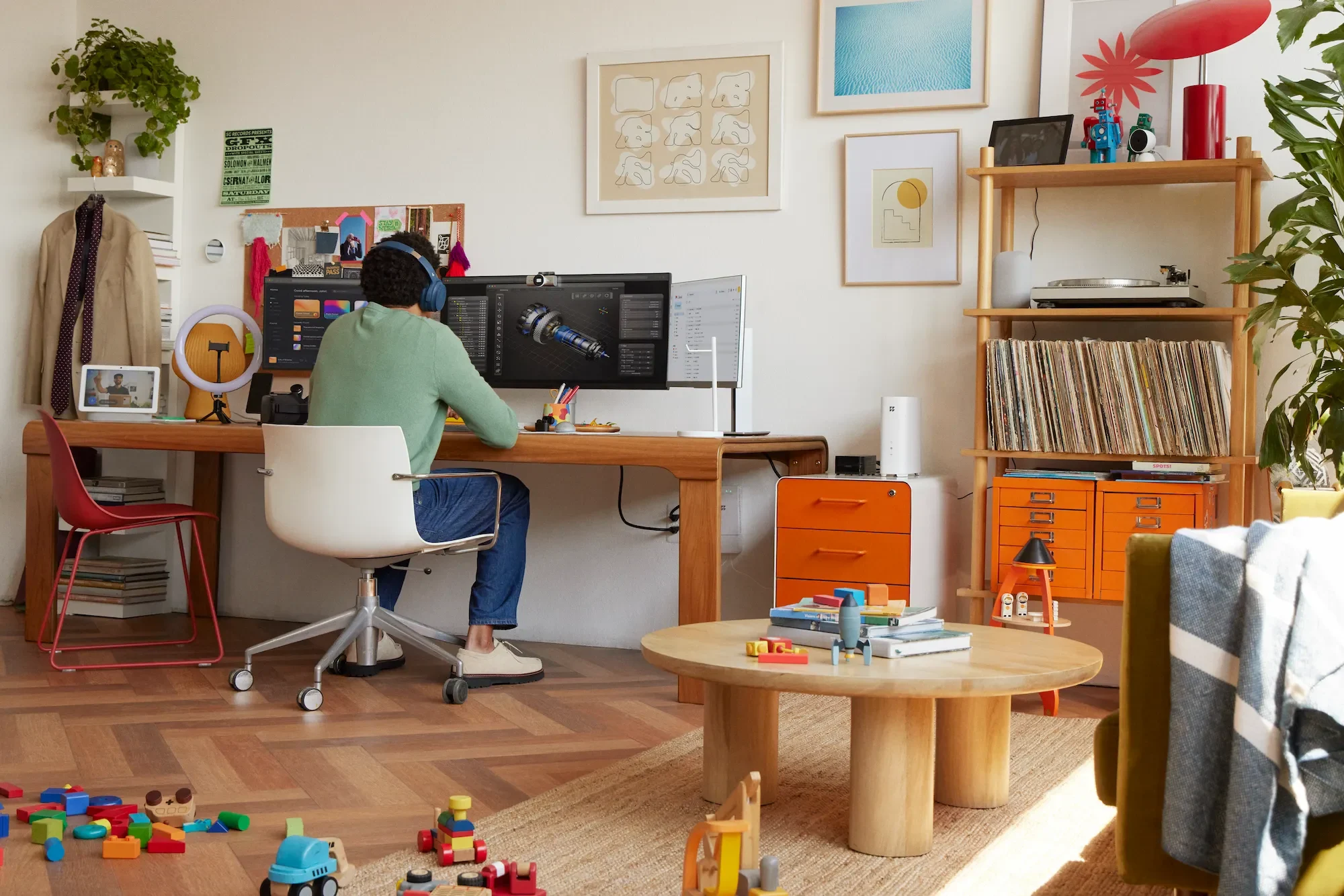 [Rebrand] Person working at a computer in a home office