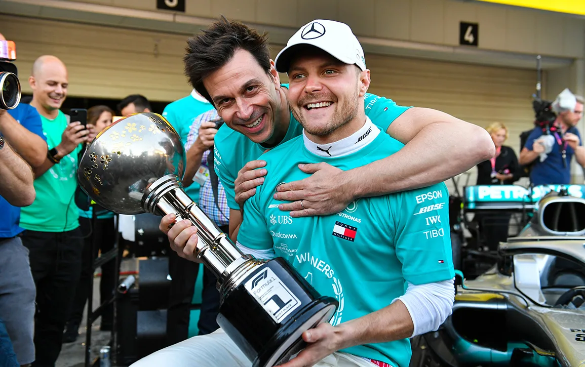 Toto Wolff e Valtteri Bottas in Mercedes F1 Team con trofeo