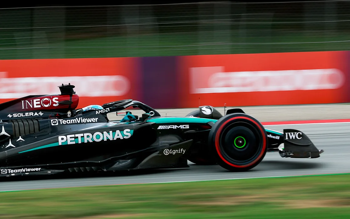 Signify-and-Mercedes-AMG-PETRONAS-F1-Team-Launch-Partnership---4