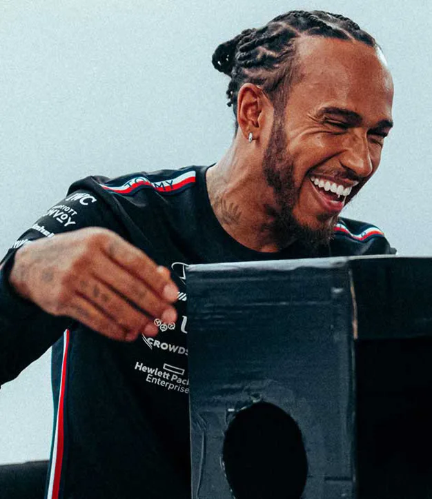 Lewis-Hamilton-Mercedes-Box-mobile