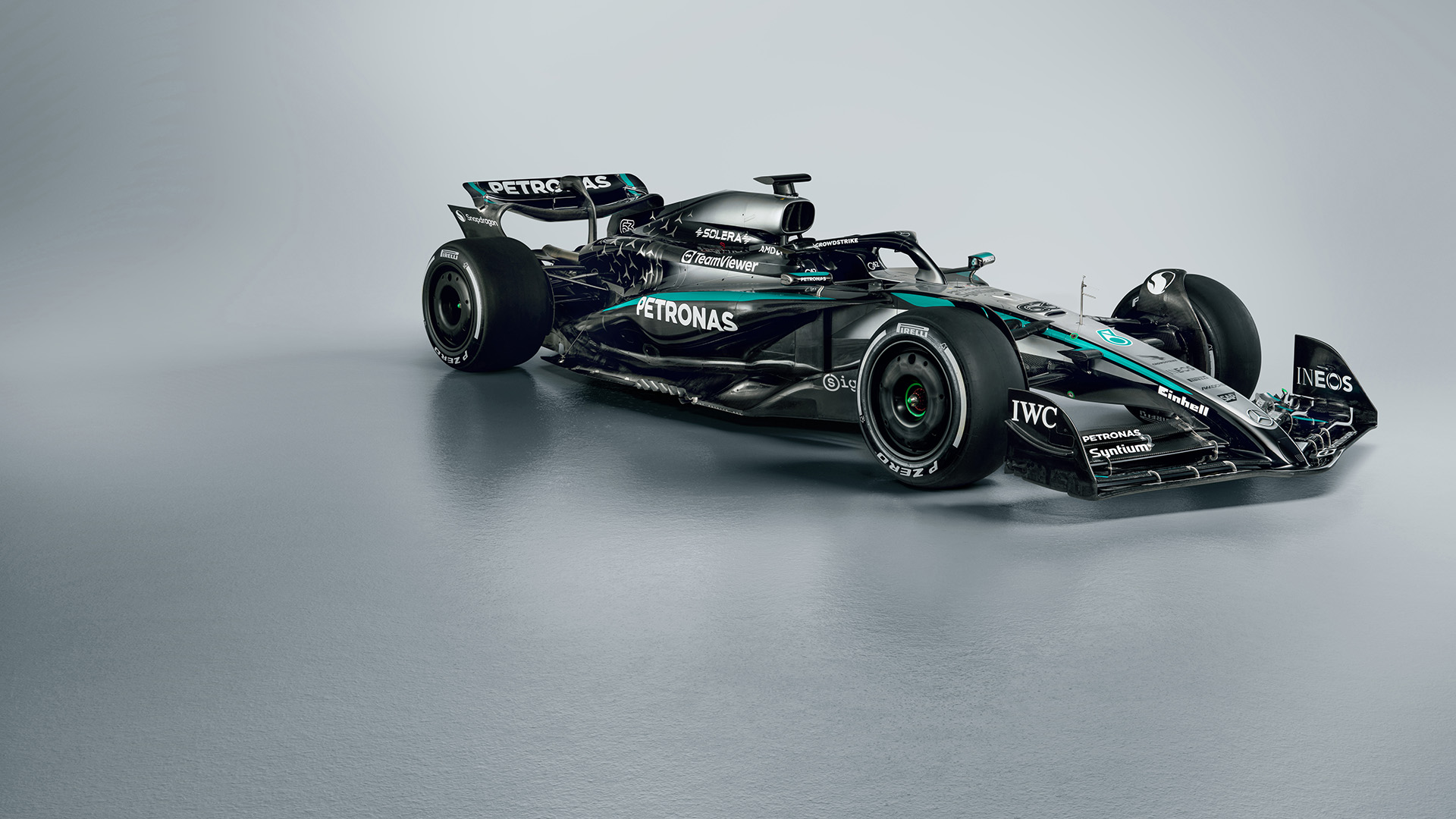 【宇宙飛行士】Mercedes-AMG PETRONAS F1 MERCEDES AMG PETRONAS - F1 W06 HYBRID Launch - YouTube