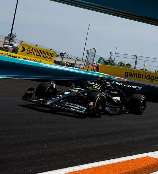 01-Lewis-Hamilton-Mercedes-AMG-F1-Miami-mobile