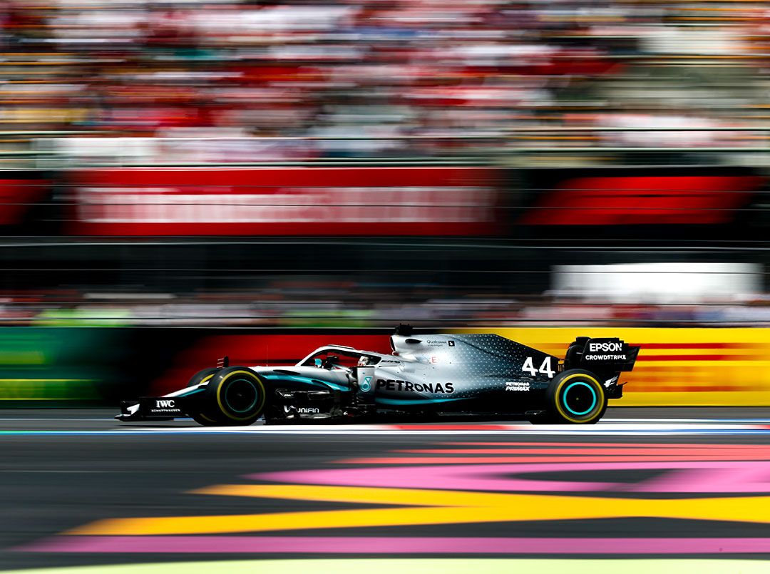 How do track layouts affect car performance in Formula 1?